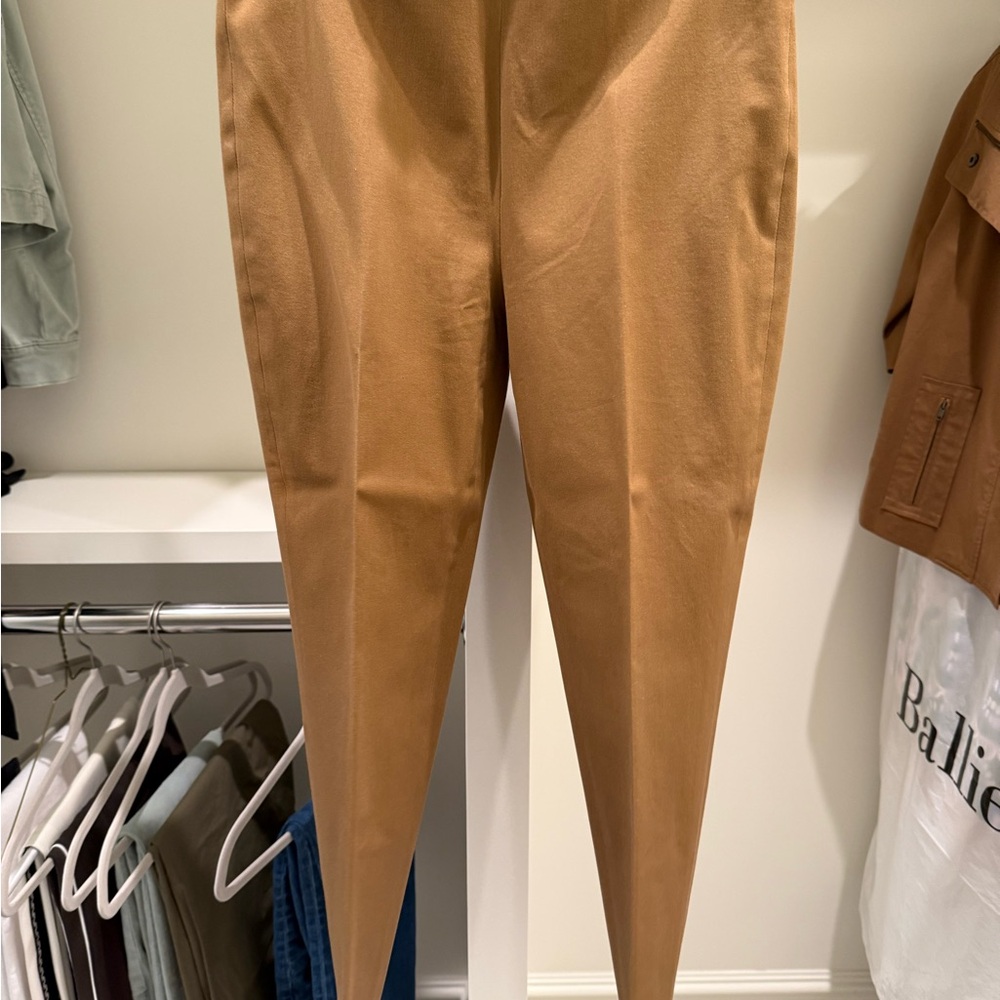 Women’s chestnut brown crop slacks
Pearl by Lela Rose